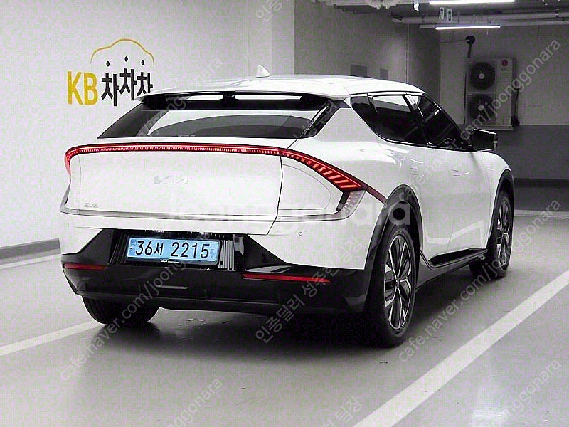 EV6 중고 EV6 중고차 흰색 2022년식 롱레인지 어스 중고차카페--4